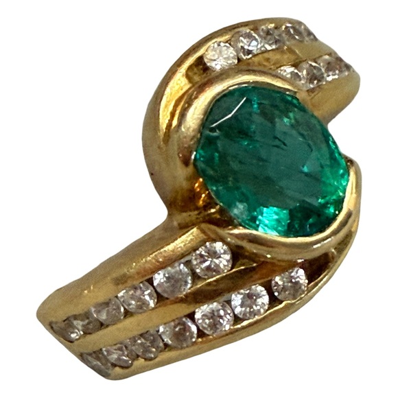 Solid 18k Gold Emerald Ring with Diamonds! - Picture 3 of 16